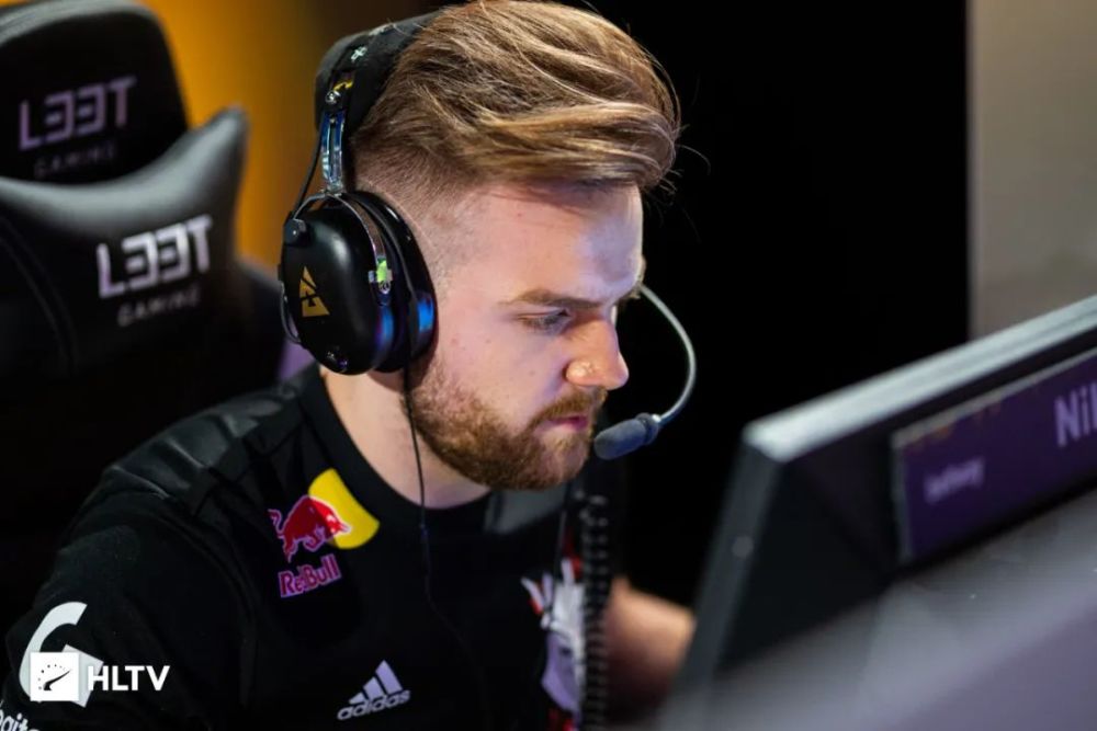 揭秘二八杠“出千”手段：注意那些频繁翻动牌面的小动作。（警惕二八杠作弊伎俩：留意频繁翻动牌面的细微动作）