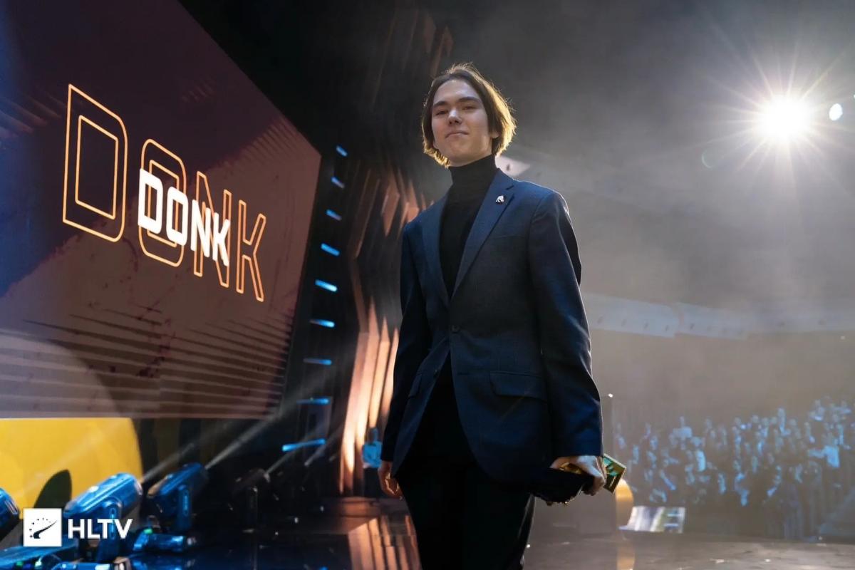 牌九心理战：当下注者压重金在“天门”时，庄家的心理博弈。（重注压向天门：牌九局中庄家的心理攻防）