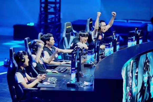 Legacy 被打破了！ Moham 成为第一位在 LPL 中首发的韩国选手，创造了 Oh My God 13年历史的新纪录！